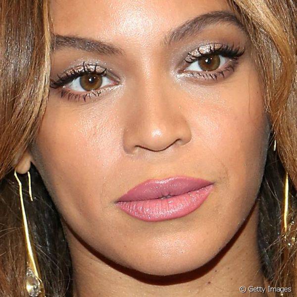 Para comparecer ao Billboard Women In Music 2014, Beyoncé usou um esfumado marrom iluminado por sombra prata nas duas pálpebras